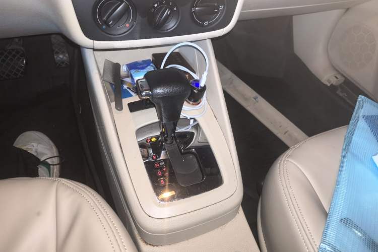 Used Volkswagen Bora 2012 1.6L Automatic Fashion Edition Gear Lever