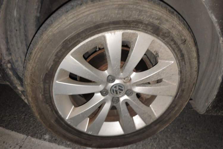 Used Volkswagen Bora 2012 1.6L Automatic Comfortable Value Edition Right Front Wheel Hub