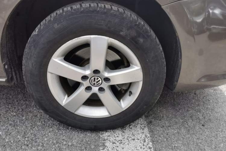 Used Volkswagen Bora 2012 1.6L Automatic Fashion Edition Right Front Wheel Hub