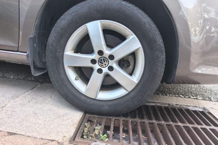 Used Volkswagen Bora 2012 1.6L Automatic Fashion Edition Right Front Wheel Hub