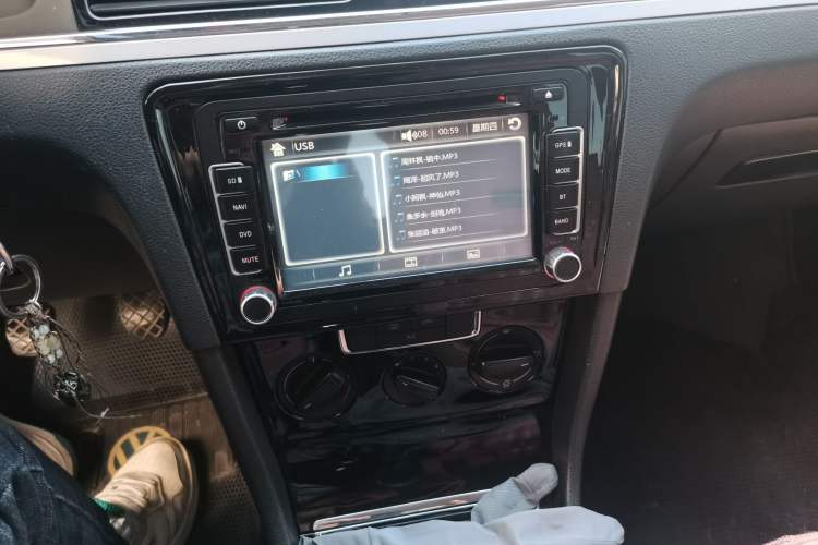 Used Volkswagen Bora 2013 1.6L Manual Fashion Edition Audio And AC Panel