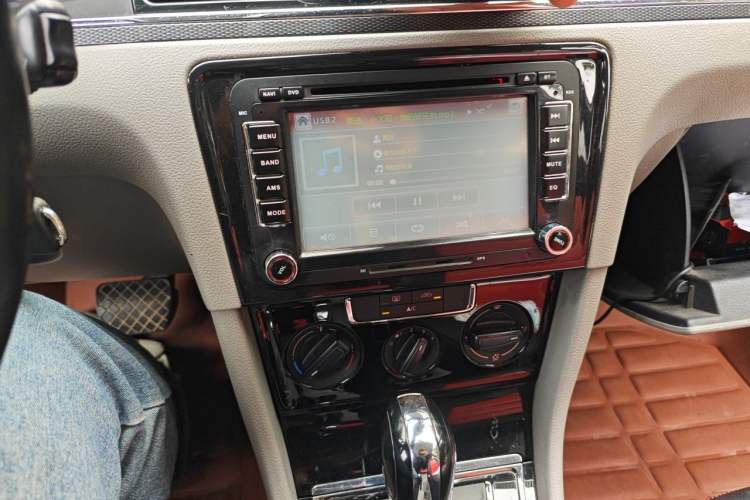 Used Volkswagen Bora 2013 1.6L Automatic Fashion Model Audio And AC Panel