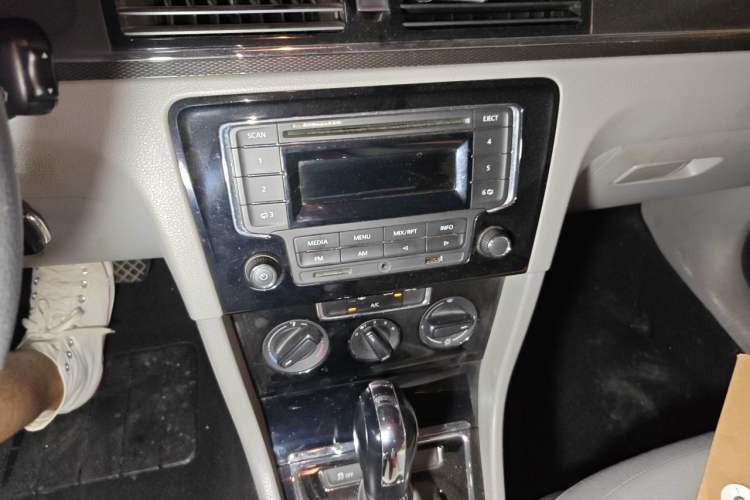 Used Volkswagen Bora 2013 1.6L Automatic Fashion Model Audio And AC Panel