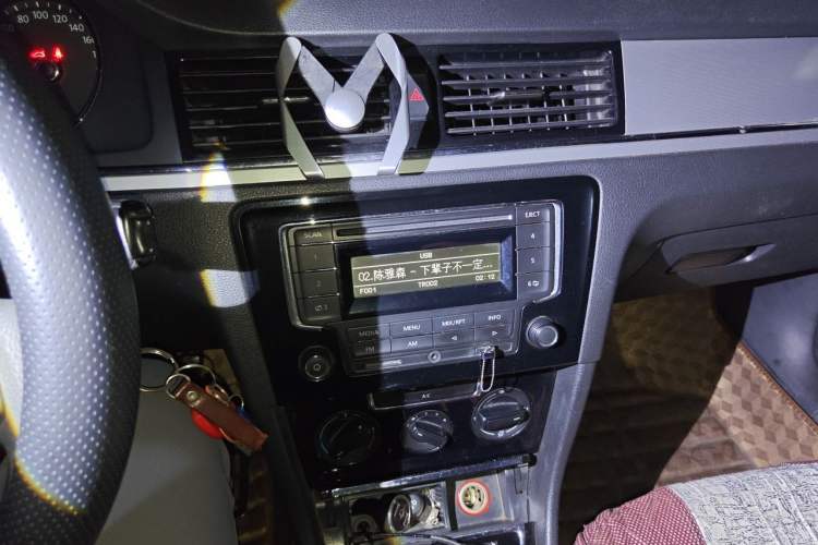 Used Volkswagen Bora 2013 1.6L Manual Fashion Edition Audio And AC Panel