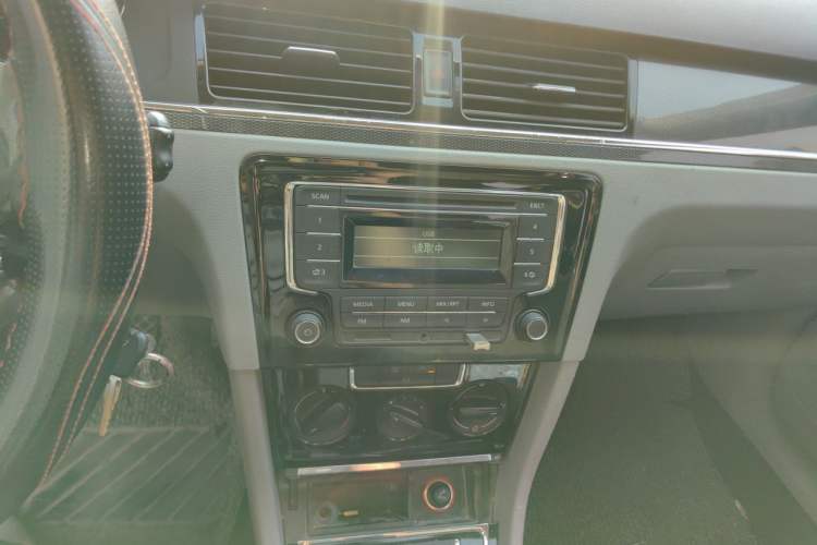 Used Volkswagen Bora 2013 1.6L Manual Fashion Edition Audio And AC Panel