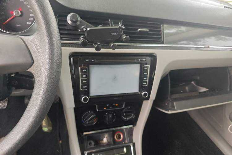 Used Volkswagen Bora 2013 1.6L Manual Fashion Edition Audio And AC Panel