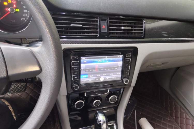 Used Volkswagen Bora 2013 1.6L Automatic Fashion Model Audio And AC Panel