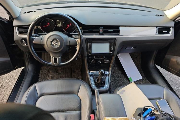 Used Volkswagen Bora 2013 1.6L Manual Comfort Model Center Console