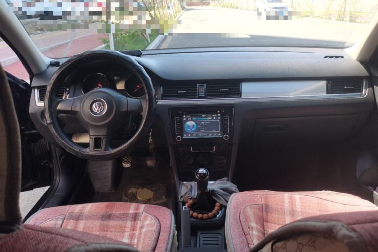 Used Volkswagen Bora 2013 1.6L Manual Fashion Edition Center Console