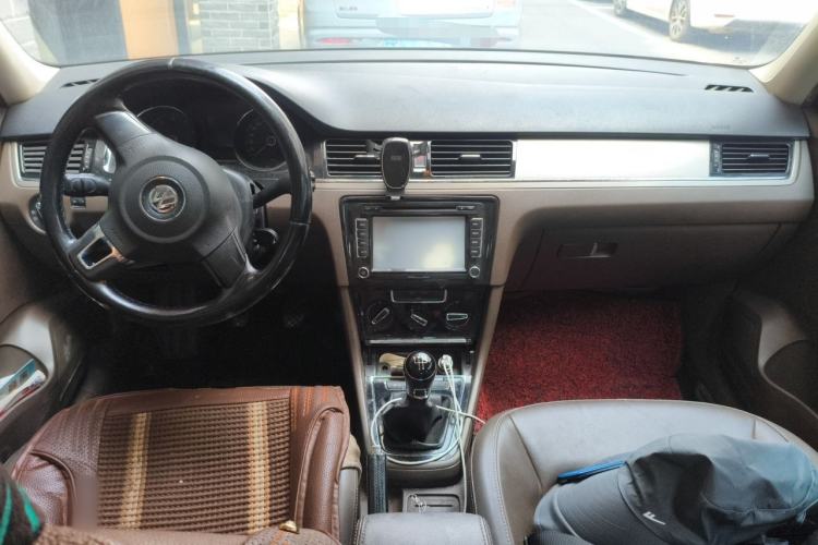 Used Volkswagen Bora 2013 1.6L Manual Comfort Model Center Console
