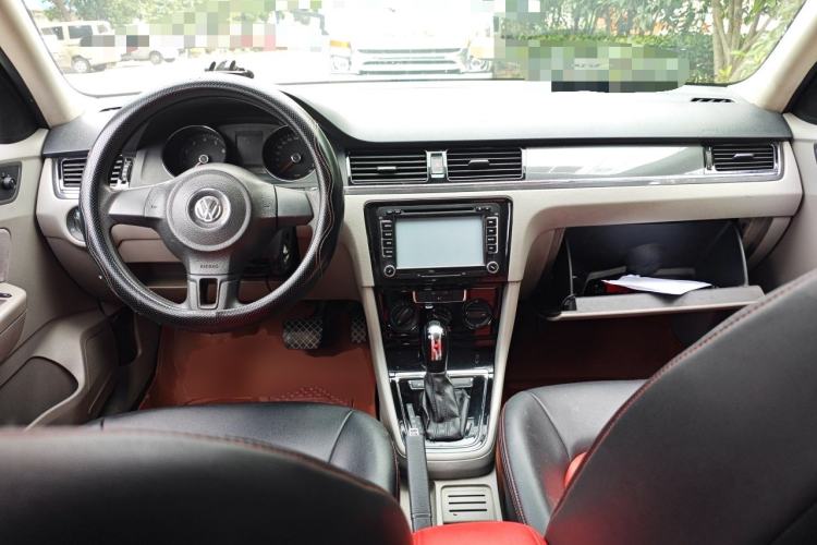 Used Volkswagen Bora 2013 1.6L Automatic Fashion Model Center Console