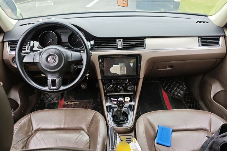 Used Volkswagen Bora 2013 1.6L Manual Comfort Model Center Console