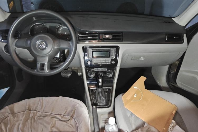Used Volkswagen Bora 2013 1.6L Automatic Fashion Model Center Console