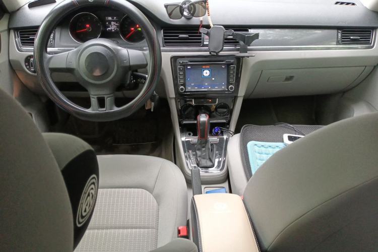 Used Volkswagen Bora 2013 1.6L Automatic Fashion Model Center Console