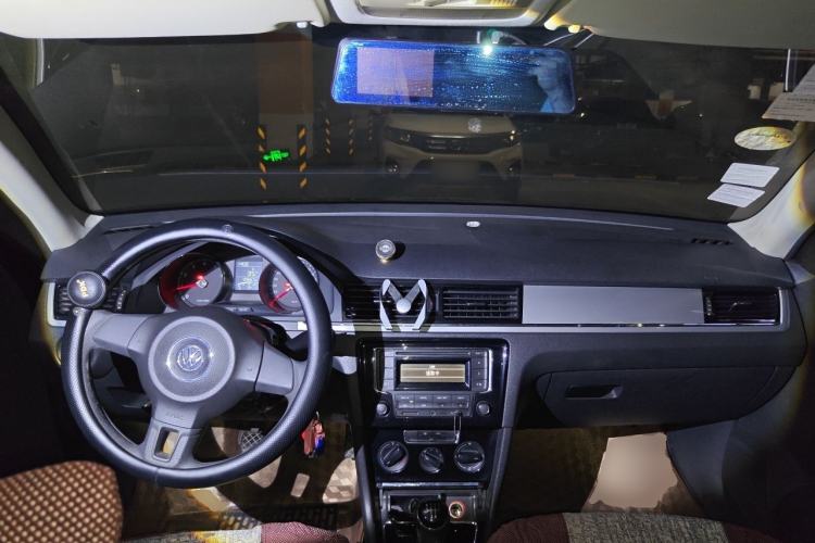 Used Volkswagen Bora 2013 1.6L Manual Fashion Edition Center Console