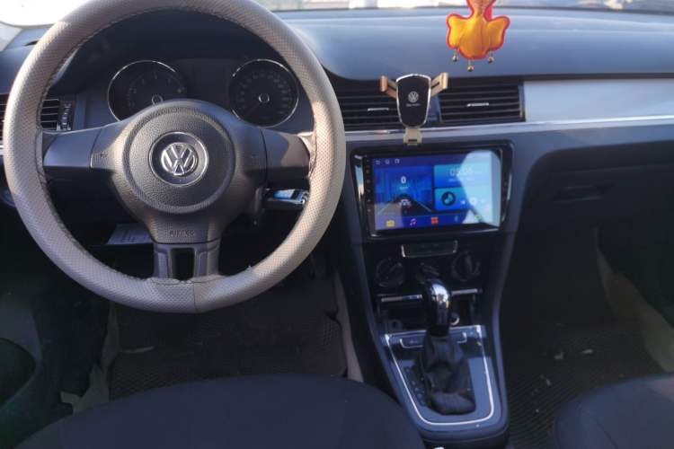 Used Volkswagen Bora 2013 1.6L Automatic Fashion Model Center Console