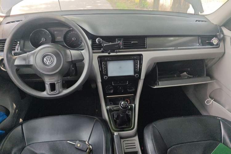 Used Volkswagen Bora 2013 1.6L Manual Fashion Edition Center Console