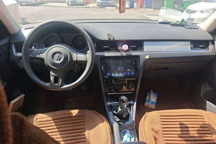 Used Volkswagen Bora 2013 1.6L Manual Fashion Edition Center Console