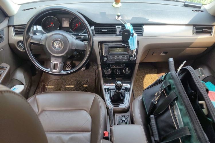 Used Volkswagen Bora 2013 1.6L Manual Comfort Model Center Console
