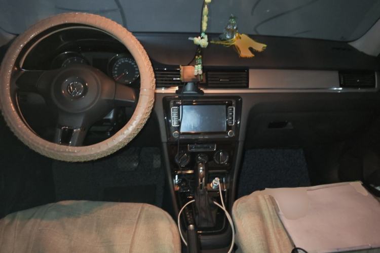 Used Volkswagen Bora 2013 1.6L Automatic Comfort Model Center Console