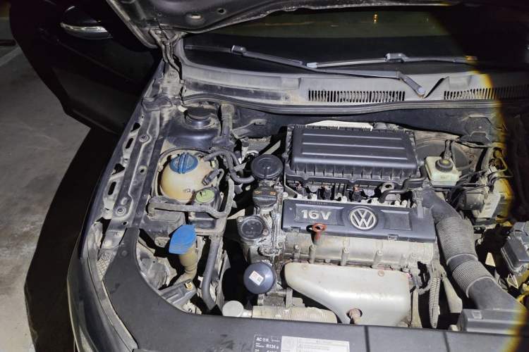 Used Volkswagen Bora 2013 1.6L Manual Fashion Edition Engine Bay Right