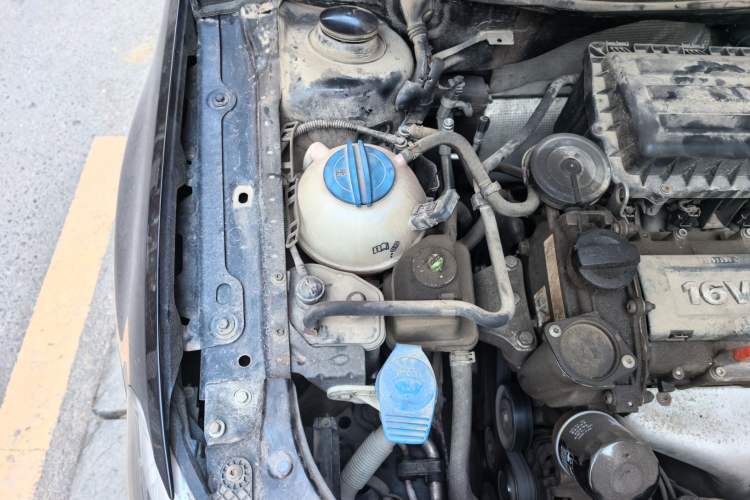 Used Volkswagen Bora 2013 1.6L Automatic Luxury Model Engine Bay Right