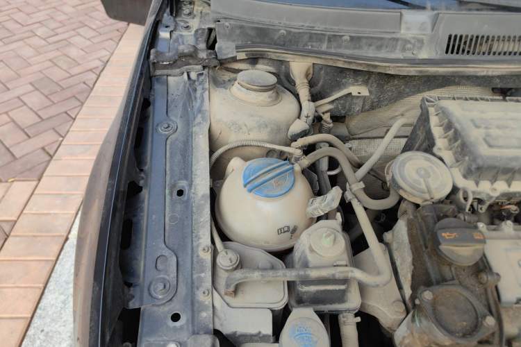Used Volkswagen Bora 2013 1.6L Manual Fashion Edition Engine Bay Right