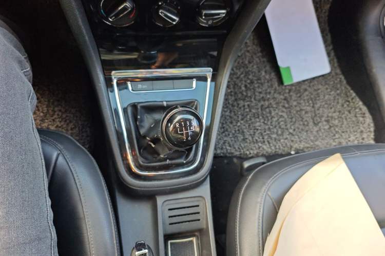 Used Volkswagen Bora 2013 1.6L Manual Comfort Model Gear Lever