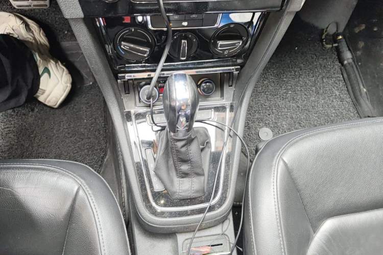 Used Volkswagen Bora 2013 1.6L Automatic Comfort Model Gear Lever