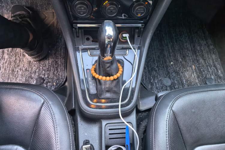 Used Volkswagen Bora 2013 1.6L Automatic Luxury Model Gear Lever
