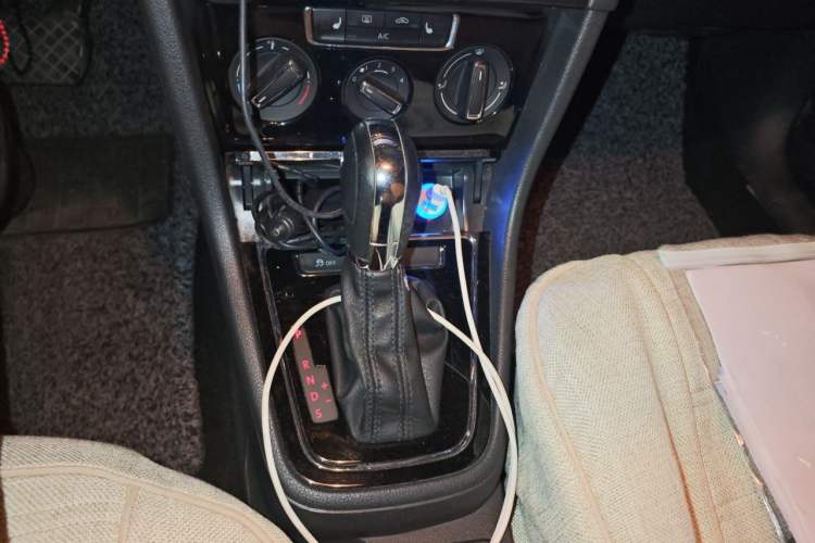Used Volkswagen Bora 2013 1.6L Automatic Comfort Model Gear Lever