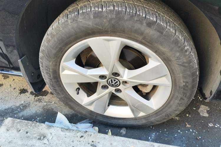 Used Volkswagen Bora 2013 1.6L Automatic Comfort Model Right Front Wheel Hub
