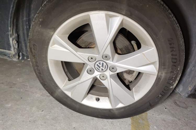 Used Volkswagen Bora 2013 1.6L Automatic Comfort Model Right Front Wheel Hub