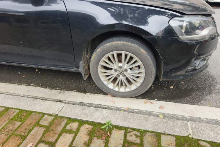 Used Volkswagen Bora 2013 1.4T Automatic Luxury Model Right Front Wheel Hub