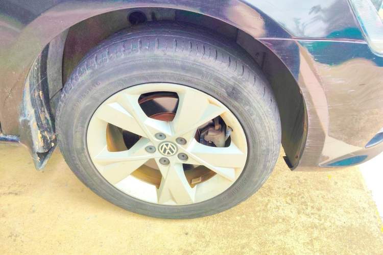Used Volkswagen Bora 2013 1.6L Manual Comfort Model Right Front Wheel Hub