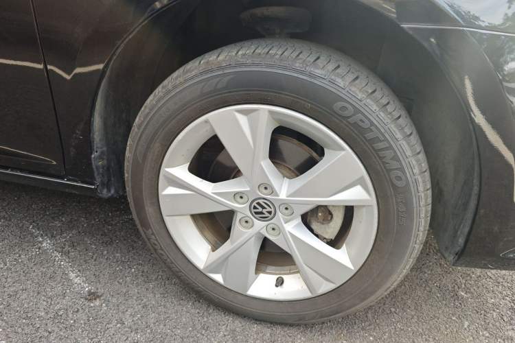 Used Volkswagen Bora 2013 1.6L Manual Comfort Model Right Front Wheel Hub