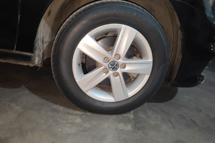 Used Volkswagen Bora 2013 1.6L Automatic Fashion Model Right Front Wheel Hub