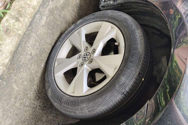 Used Volkswagen Bora 2013 1.6L Automatic Comfort Model Right Front Wheel Hub