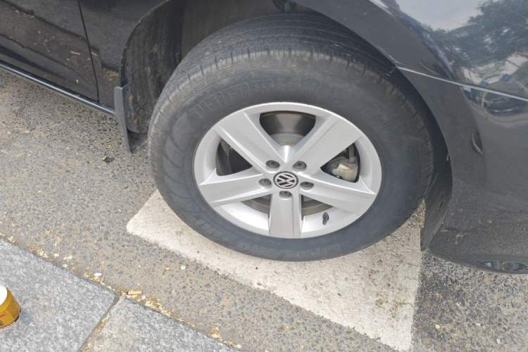 Used Volkswagen Bora 2013 1.6L Manual Fashion Edition Right Front Wheel Hub