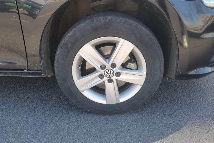 Used Volkswagen Bora 2013 1.6L Manual Fashion Edition Right Front Wheel Hub