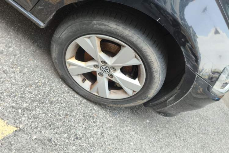 Used Volkswagen Bora 2013 1.6L Manual Comfort Model Right Front Wheel Hub
