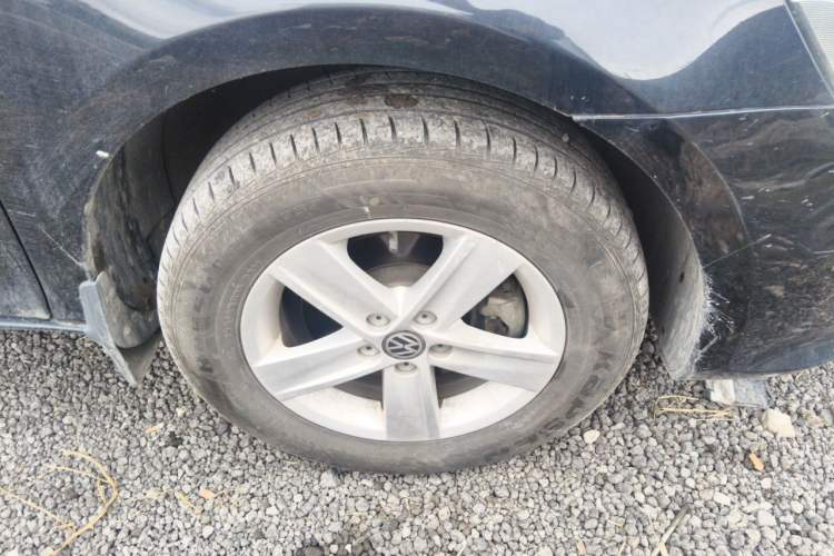 Used Volkswagen Bora 2013 1.6L Manual Fashion Edition Right Front Wheel Hub