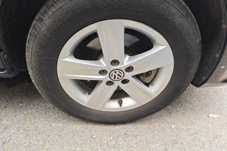 Used Volkswagen Bora 2013 1.6L Automatic Fashion Model Right Front Wheel Hub