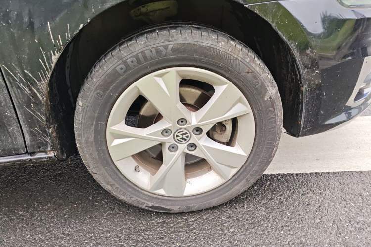Used Volkswagen Bora 2013 1.6L Manual Comfort Model Right Front Wheel Hub