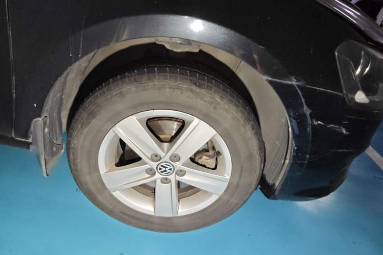 Used Volkswagen Bora 2013 1.6L Automatic Fashion Model Right Front Wheel Hub