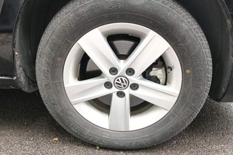 Used Volkswagen Bora 2013 1.6L Automatic Fashion Model Right Front Wheel Hub