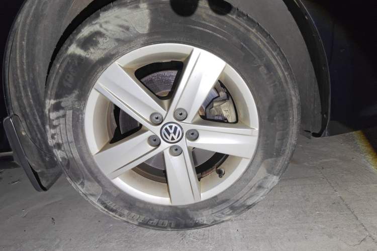 Used Volkswagen Bora 2013 1.6L Manual Fashion Edition Right Front Wheel Hub