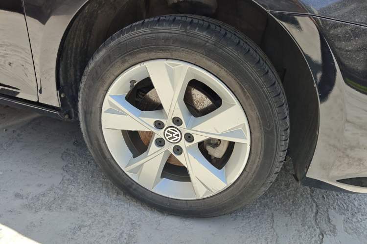 Used Volkswagen Bora 2013 1.6L Manual Comfort Model Right Front Wheel Hub
