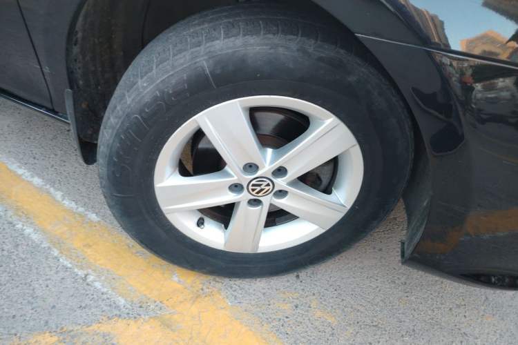 Used Volkswagen Bora 2013 1.6L Automatic Fashion Model Right Front Wheel Hub