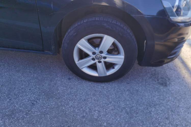Used Volkswagen Bora 2013 1.6L Automatic Fashion Model Right Front Wheel Hub